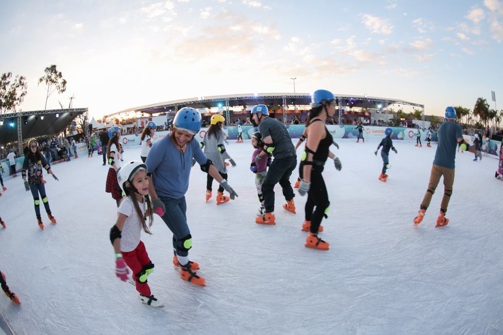 Pista de patinação no gelo ao ar livre dentro do complexo de diversões Brasília Ice Park — Foto: Brasília Ice Park/Divulgação