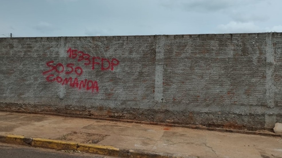 Pichações com referência ao crime organizado foram feitas em Presidente Venceslau (SP) — Foto: Polícia Militar