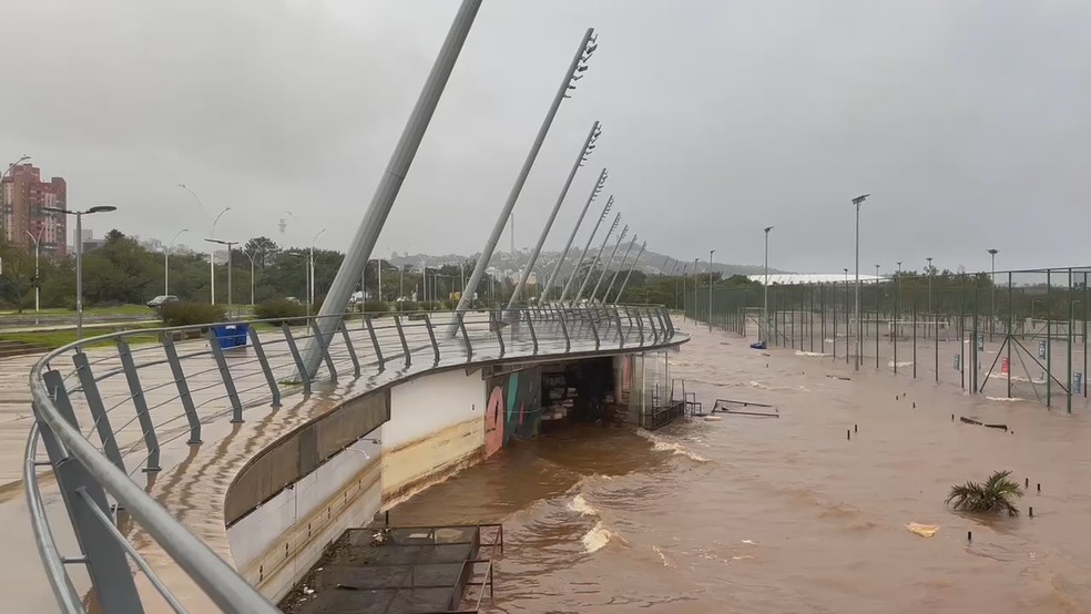 Ondas invadem parque na Orla do Guaíba, em Porto Alegre — Foto: Renan Mattos/Agência RBS