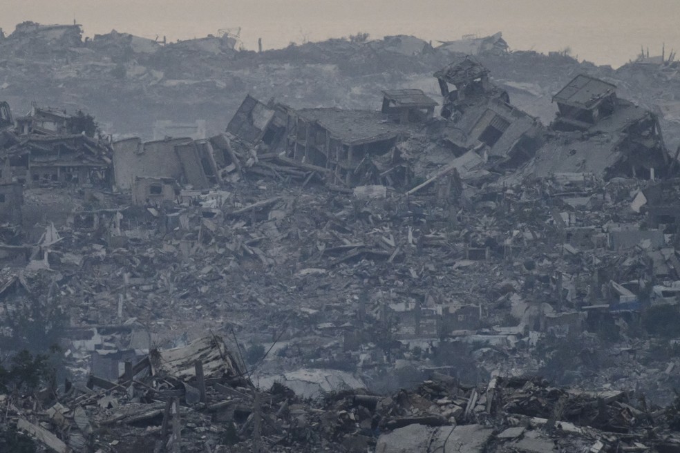 Prédios destruídos durante as operações terrestres e aéreas israelenses no norte da Faixa de Gaza, vistos do sul de Israel, sexta-feira, 8 de agosto de 2025. — Foto: Leo Correa/AP