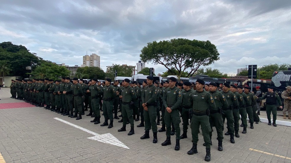 Paradas de ônibus de Fortaleza terão segurança reforçada com a presença de mais de 200 policiais militares. — Foto: Isaac Macêdo/ SVM