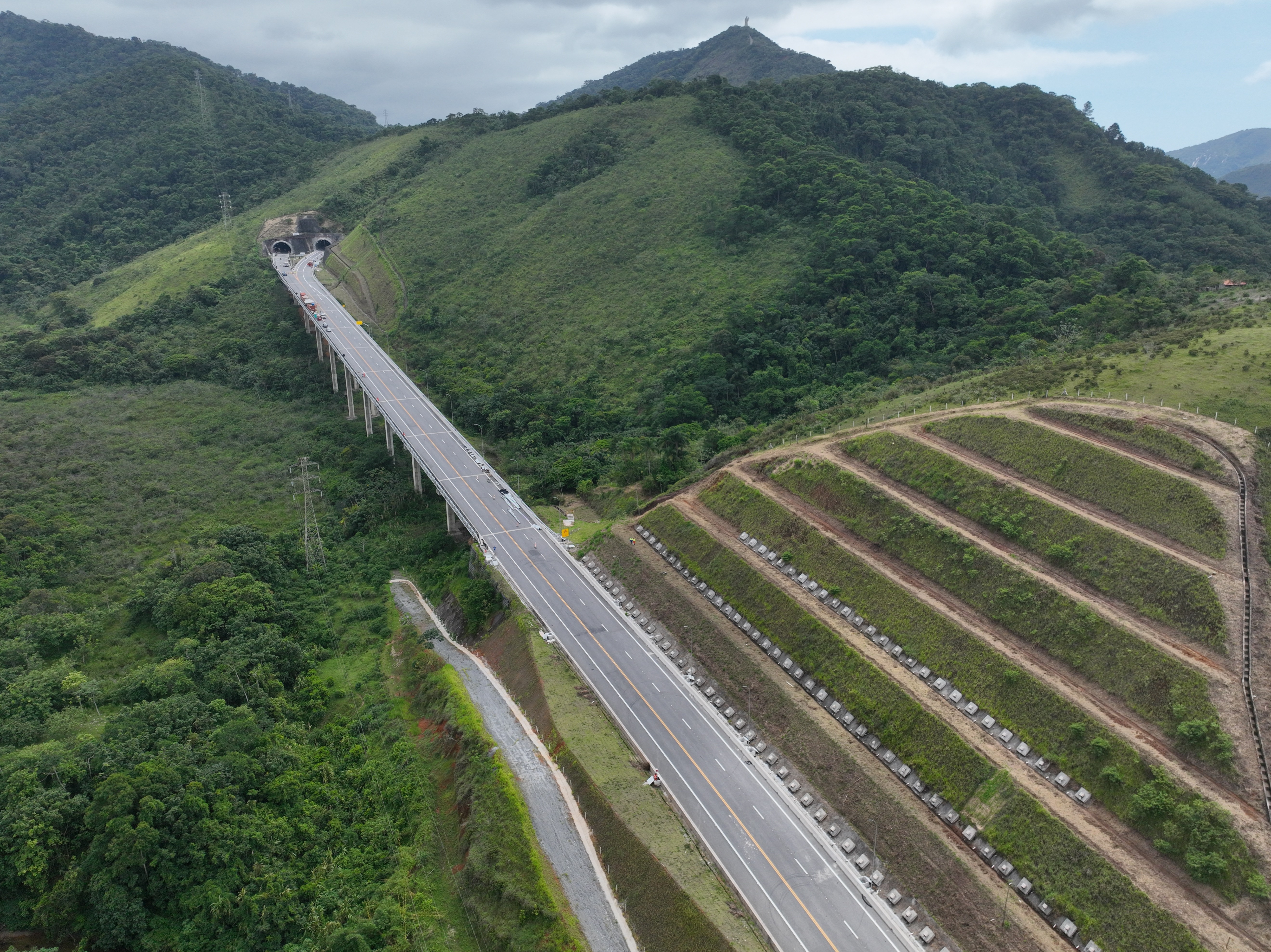 Motociclista de 50 anos morre em acidente com carro em rodovia de Caraguatatuba