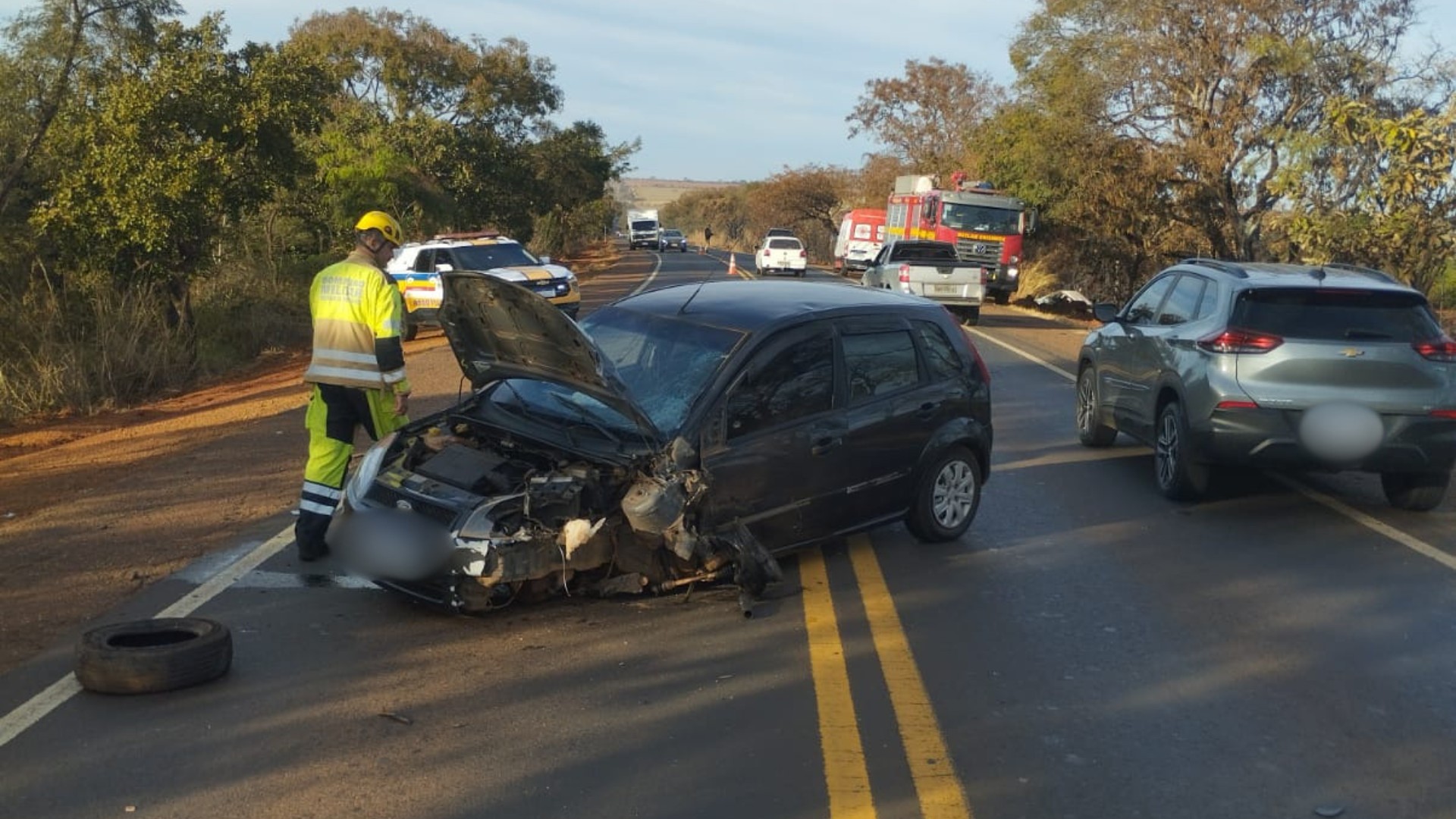 Três pessoas ficam feridas em acidente na MG-190