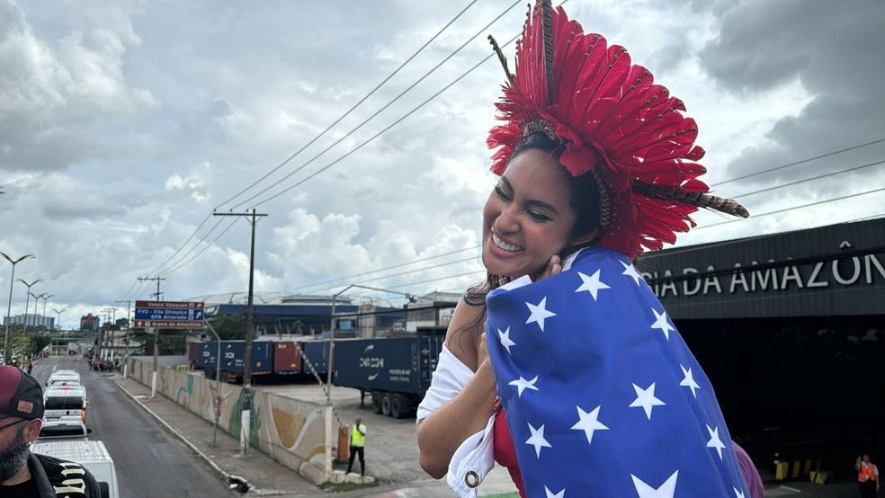 Isabelle Nogueira desfila em carreata pelas principais avenidas de Manaus — Foto: Daniela Branches, da Rede Amazônica