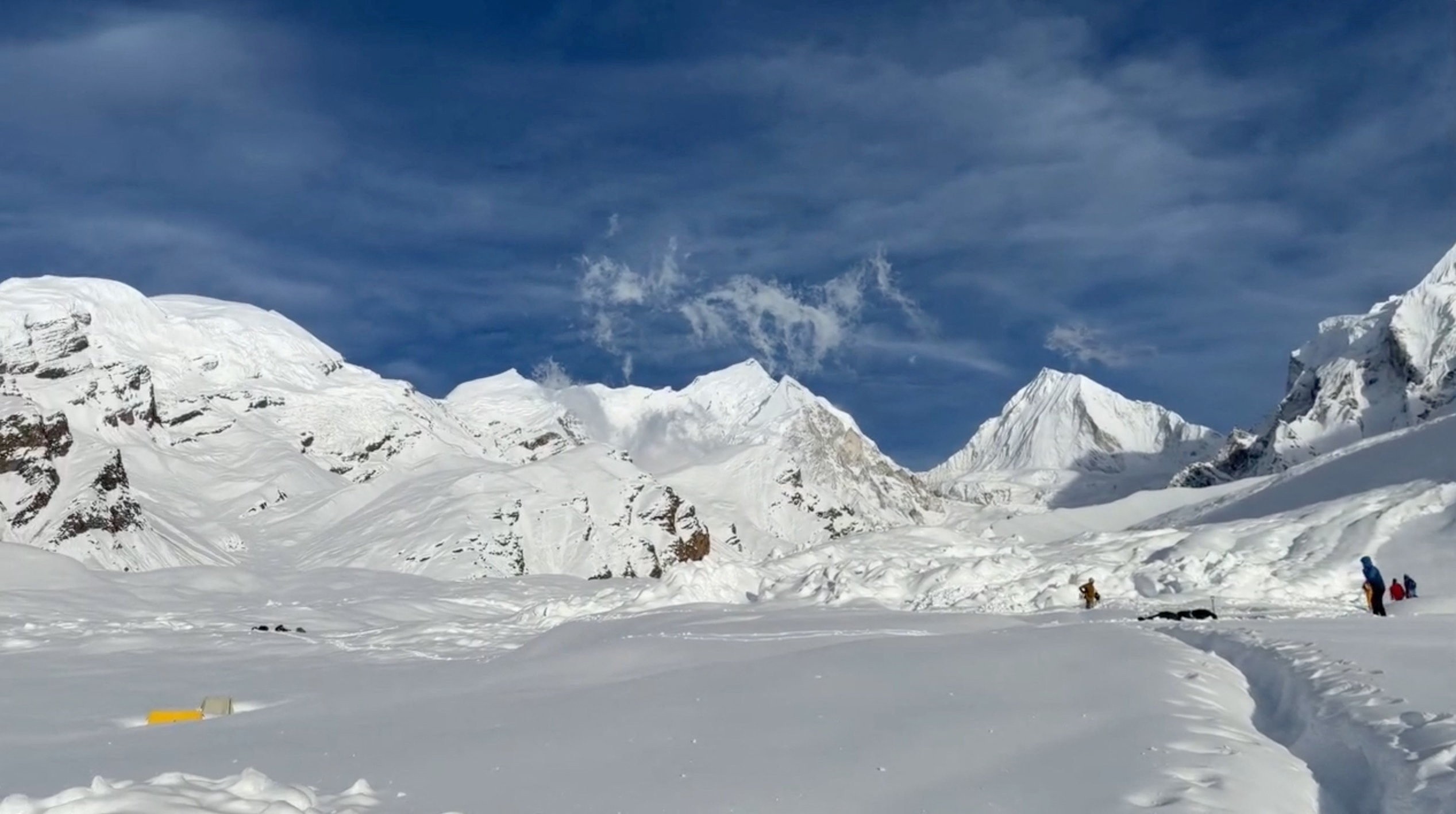 VÍDEO mostra buscas a após avalanche deixar mortos e desaparecidos em montanha no Nepal