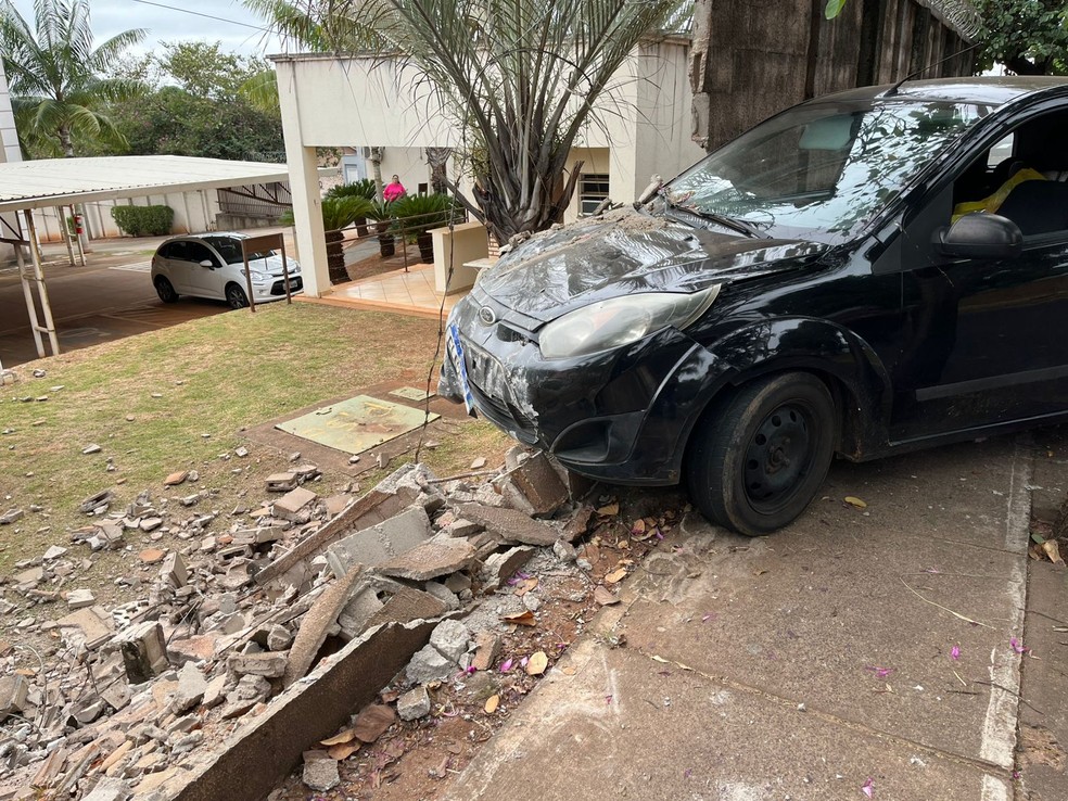 Carro de Emanoel, de Araçatuba (SP), após bater no muro depois de ele tentar pegar uma das flores que estava no banco do passageiro — Foto: Arquivo pessoal
