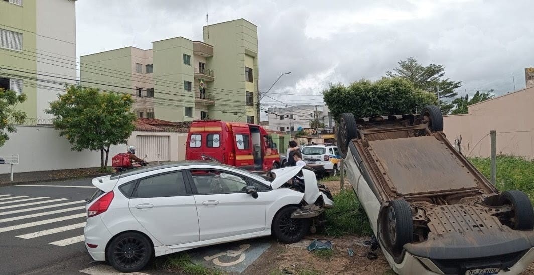 VÍDEO: batida deixa duas pessoas feridas no Bairro Santa Mônica, em Uberlândia