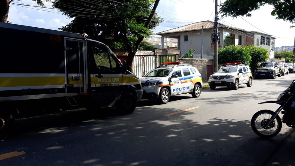 Polícia em frente ao local do crime, no bairro Bela Vitória, em BH — Foto: Redes sociais