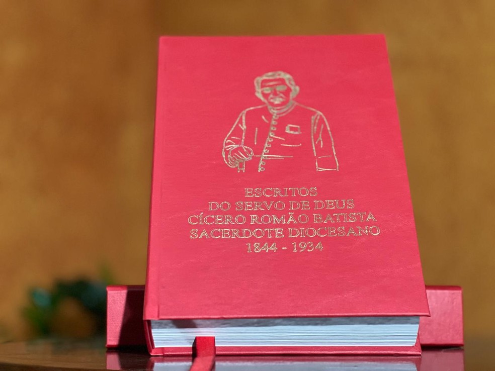 Documentos do primeiro inquérito para beatificação do padre Cícero têm cerca de 10 mil páginas — Foto: Patrícia Silva/SVM