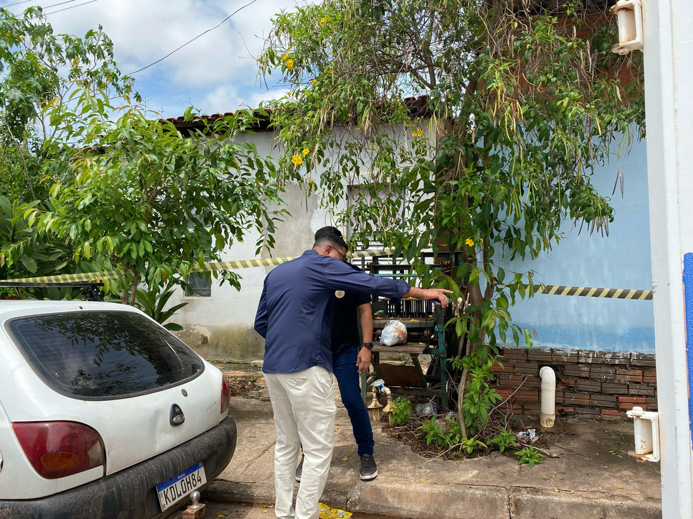 Corpo da jovem foi encontrado no quintal da casa do casal preso, em Cuiabá — Foto: Amábile Monteiro/g1