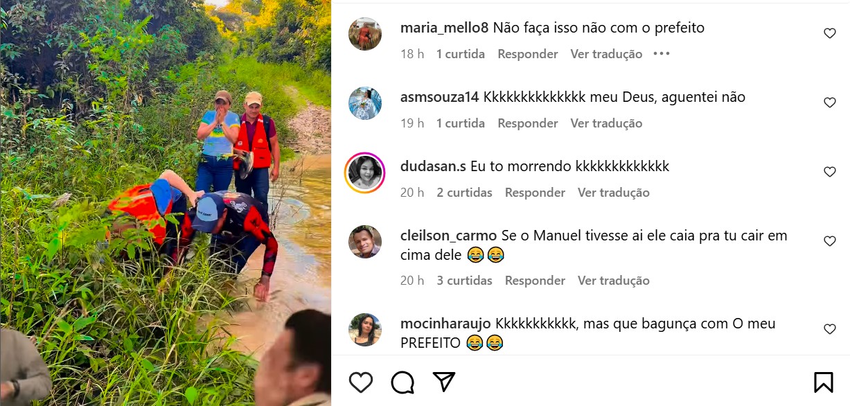 Carregando prefeito nas costas, vereador cai ao atravessar passagem alagada no interior do AC; VÍDEO