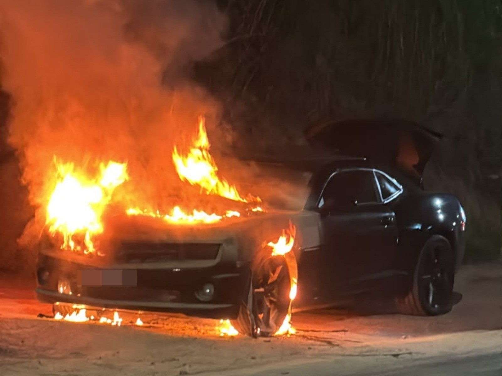 Carro de luxo é destruído por incêndio em avenida de Timóteo