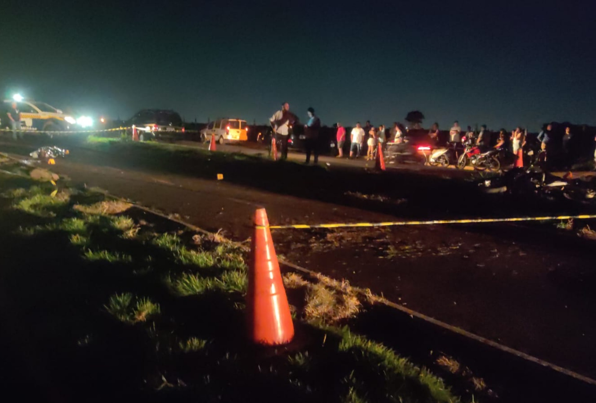 Jovem é arremessado de moto e morre após batida em rotatória