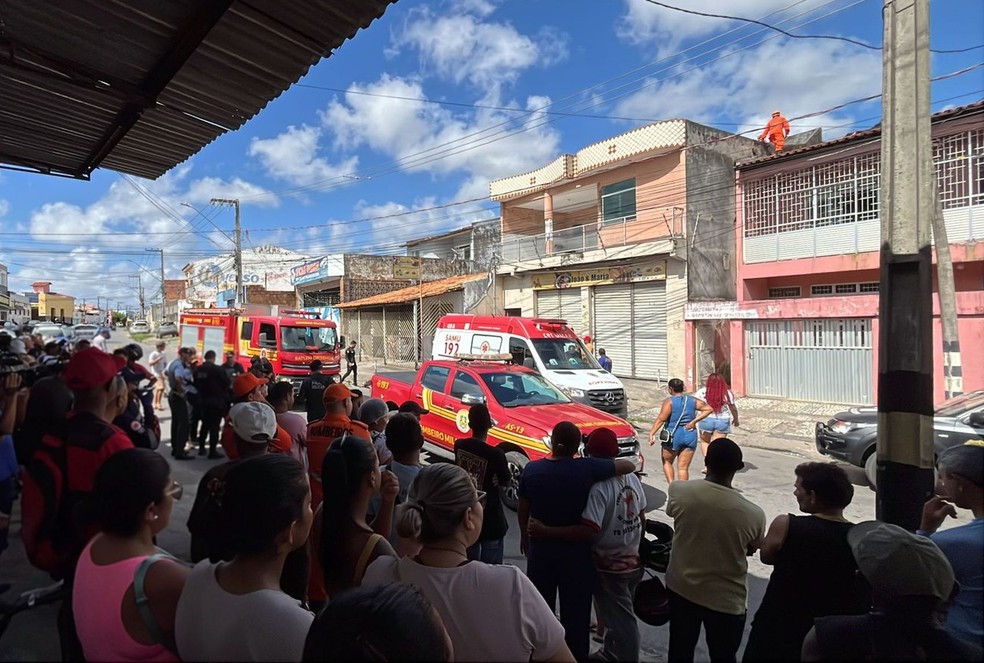 Equipes do Corpo de Bombeiro e Samu durante cororrência em Aracaju. — Foto: Leonardo Barreto/ TV Sergipe