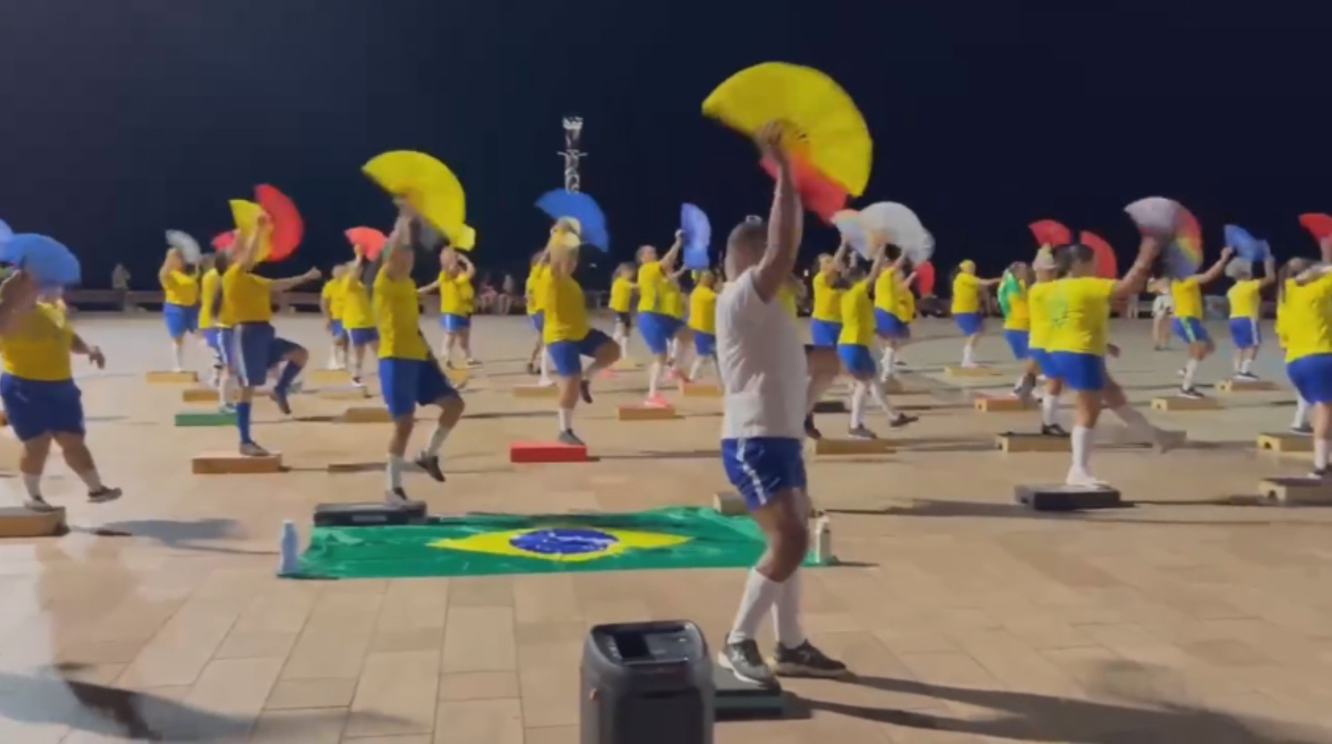 Com camisas do Brasil e leques, professor faz 'aulão' de dança em clima de Copa do Mundo no Marco Zero do Recife; VÍDEO