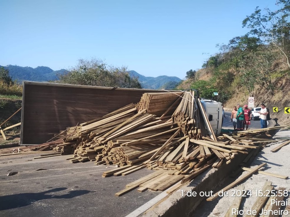 Carreta tomba na descida da Serra das Araras, em Piraí — Foto: Divulgação/PRF
