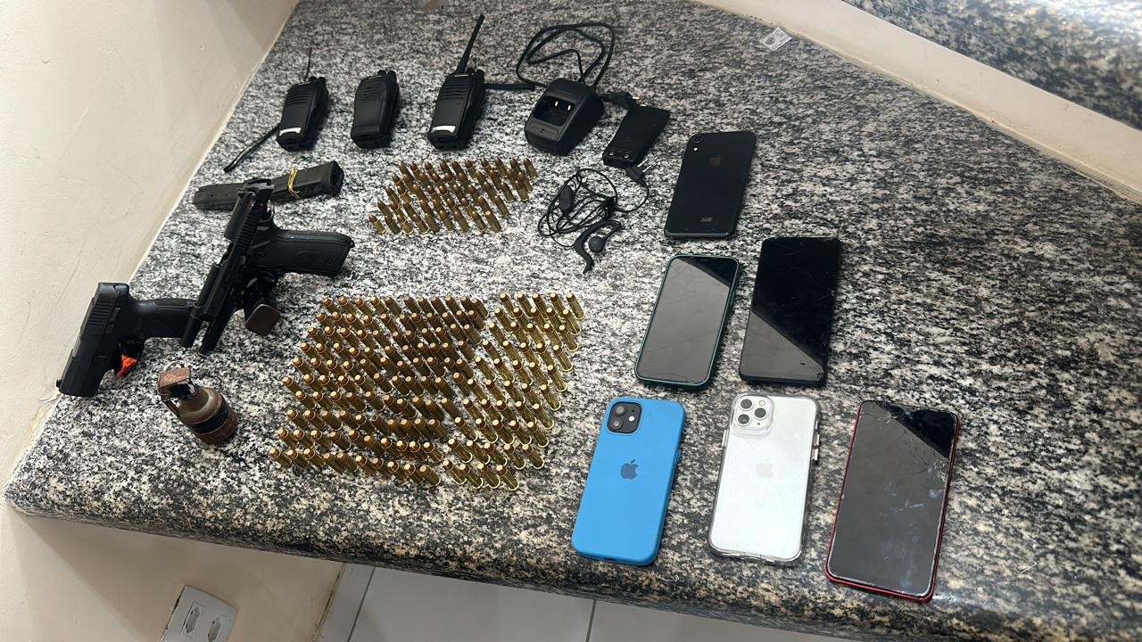 Cinco presos por tráfico de drogas e armas em Saquarema após denúncia de invasão domiciliar