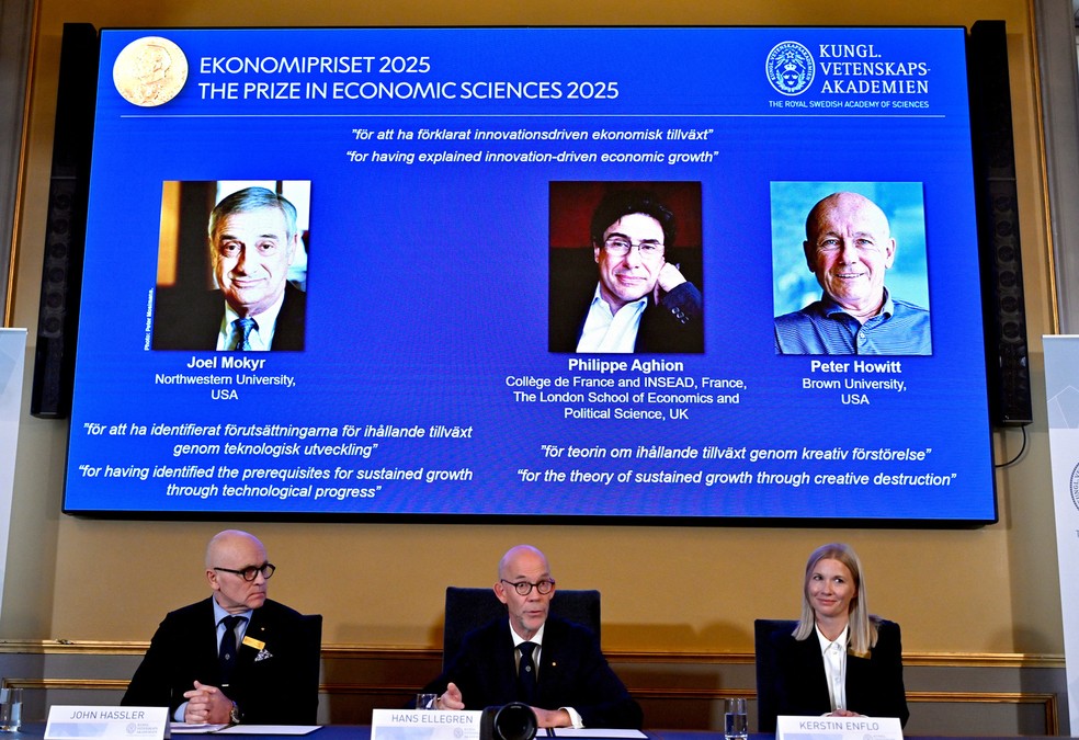 Anúncio dos vencedores do Prêmio Nobel de Economia de 2025 em Estocolmo, na Suécia — Foto: Anders Wiklund/TT News Agency/via Reuters