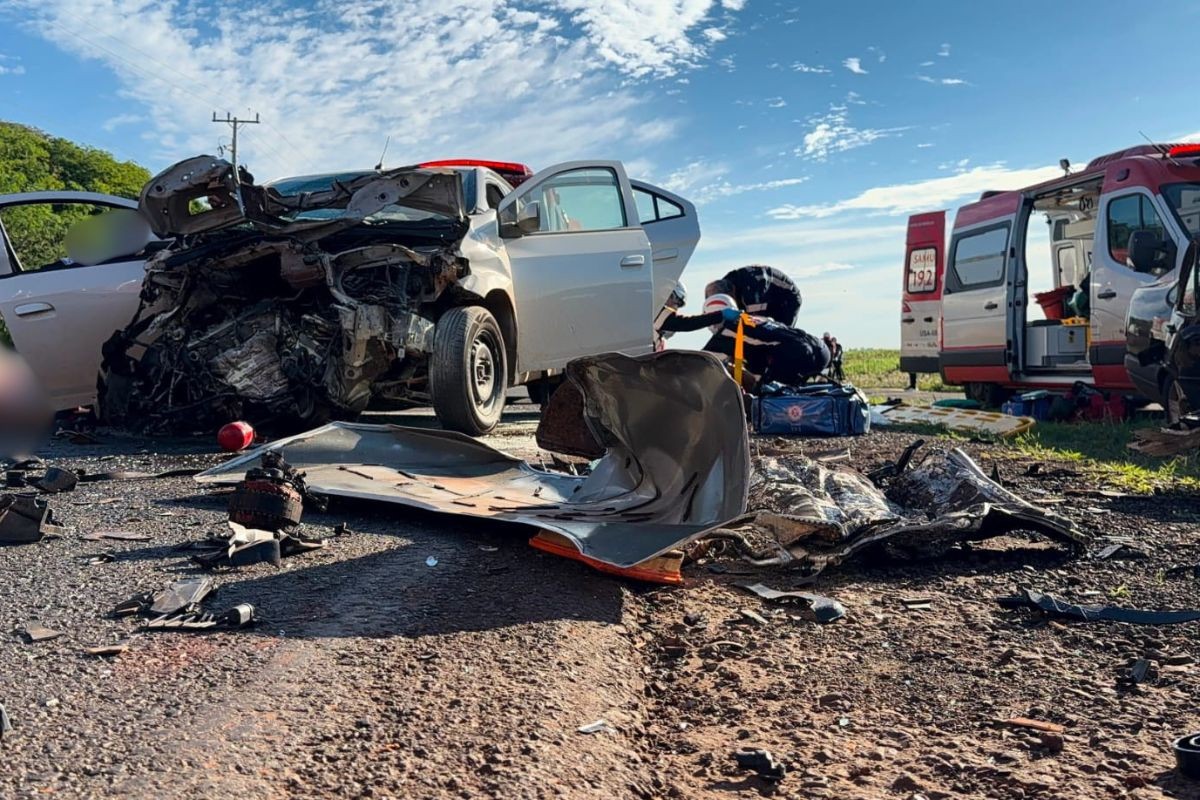 Homem morre e três pessoas ficam feridas durante batida de carros em rodovia, no PR