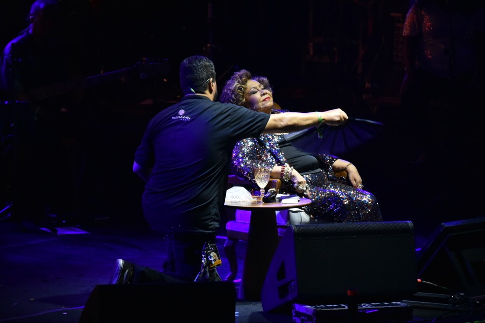 Alcione passa mal em show em PE e deixa palco — Foto: Felipe Souto Maior /Agnews