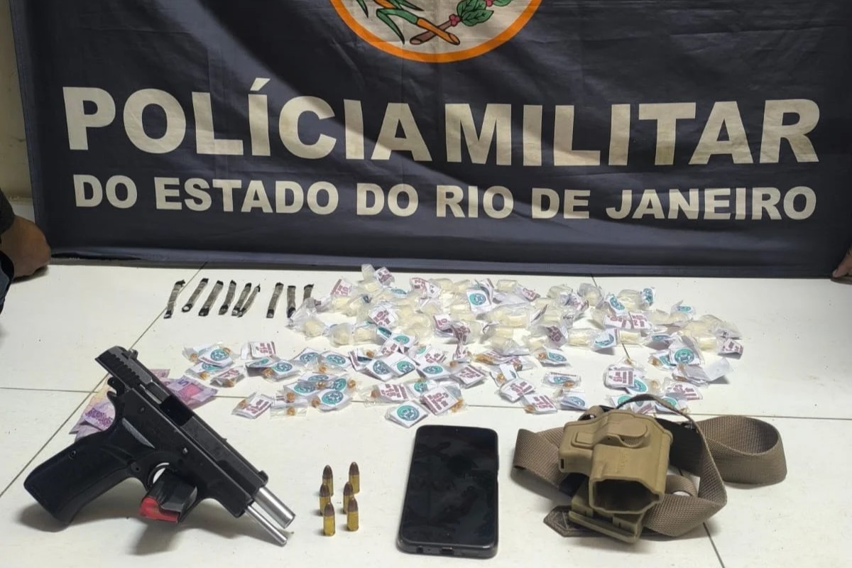 Jovem de 18 anos é preso com drogas e pistola em Araruama