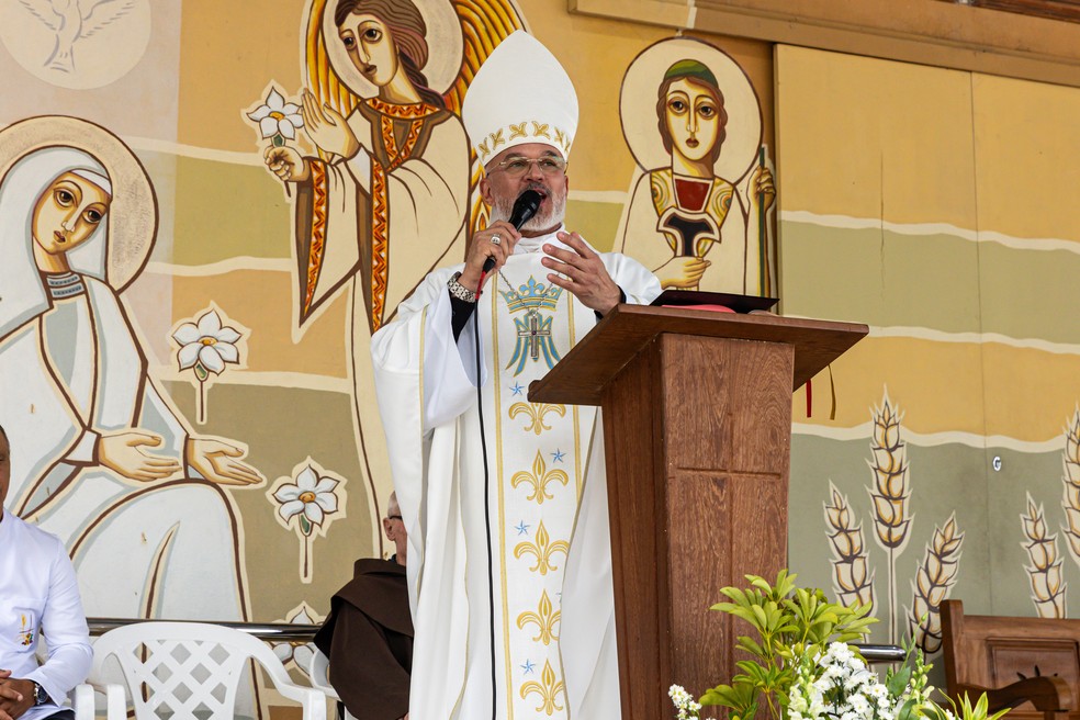 Dom Andherson Franklin Lustosa de Souza, bispo auxiliar da Arquidiocese de Vitória, durante a missa que celebrou a programação da Festa da Penha 2026 no Espírito Santo — Foto: Danilo Luca