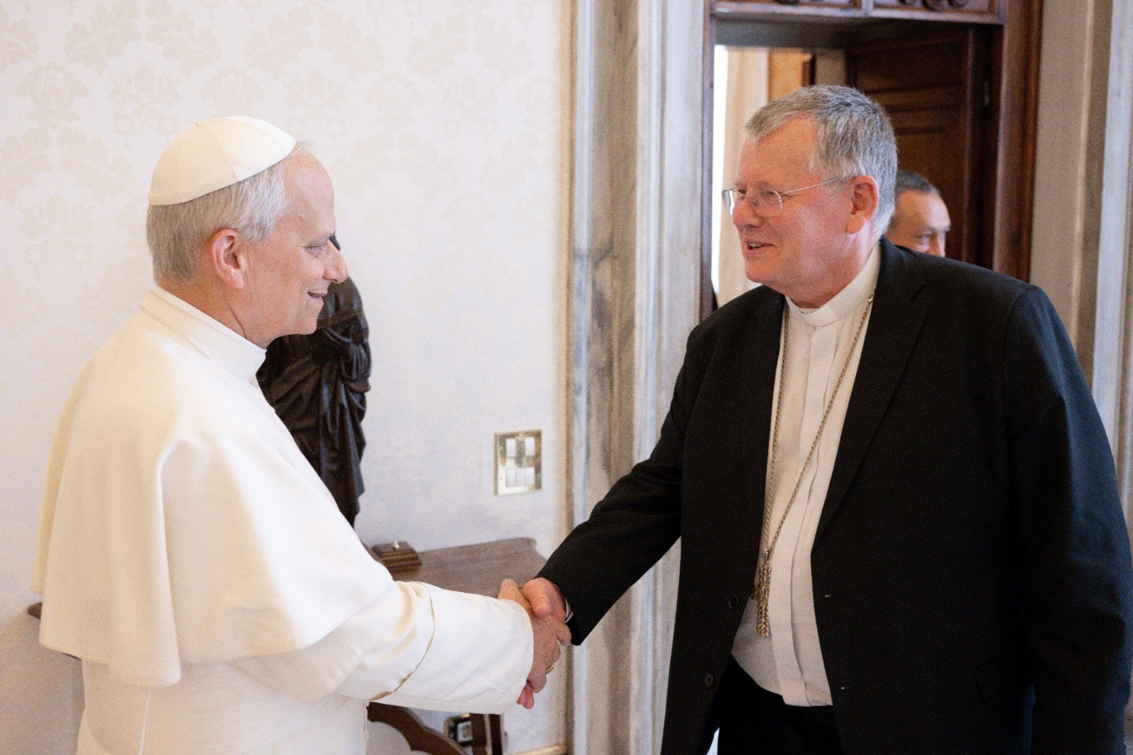'Preocupado, mas confiante', diz presidente da CNBB sobre câncer do Papa Leão XIV após visita ao Vaticano