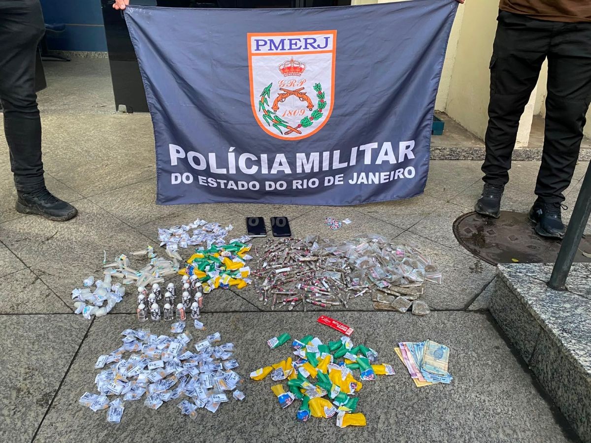 Homem é preso e dois adolescentes são apreendidos com mais de 2 kg de drogas em Resende
