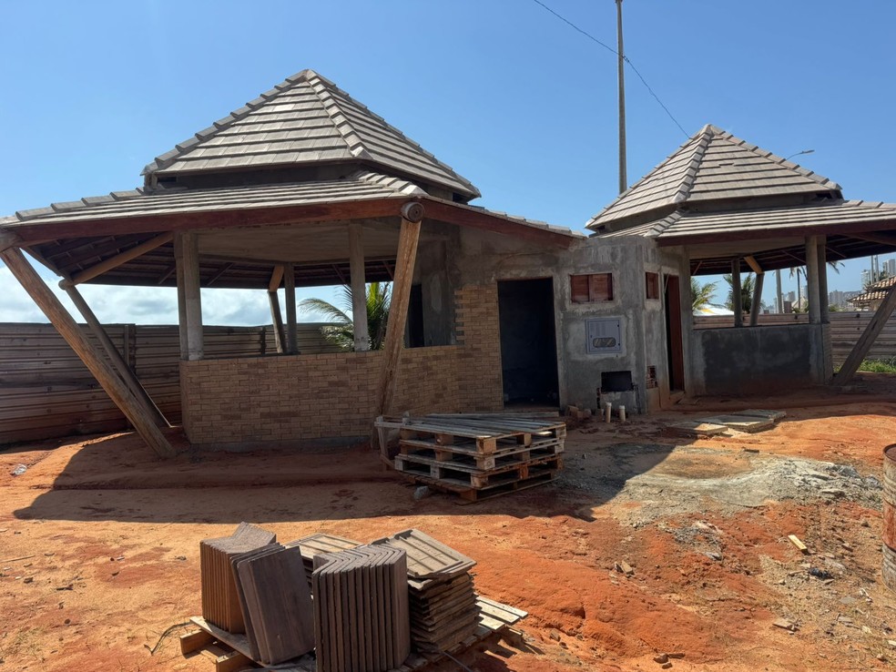 Quiosques seguem inacabados na Praia do Meio em Natal — Foto: Sérgio Henrique Santos/Inter TV Cabugi