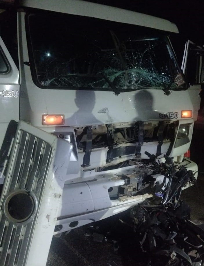 Motociclista morre após bater de frente com caminhão na MG-431, em Pará de Minas
