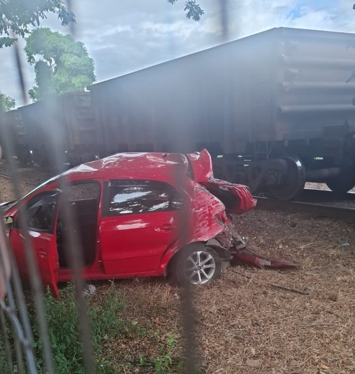 Carro é atingido por trem em Paraíba do Sul 