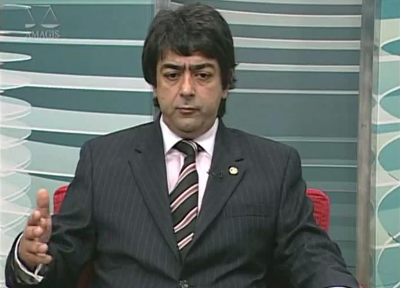 Juiz aposentado é preso em BH suspeito de agredir companheira e ameaçar filha de 6 anos