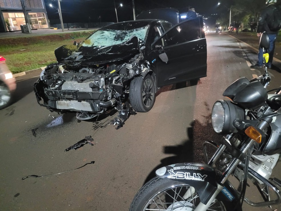 Carro destruído após atropelar boi em Mogi Mirim