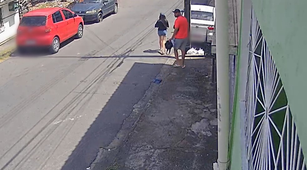 Rafael e Mayara foram filmados por câmera de segurança minutos após abandonarem a caminhonete usada no crime. — Foto: Reprodução/Rede Amazônica