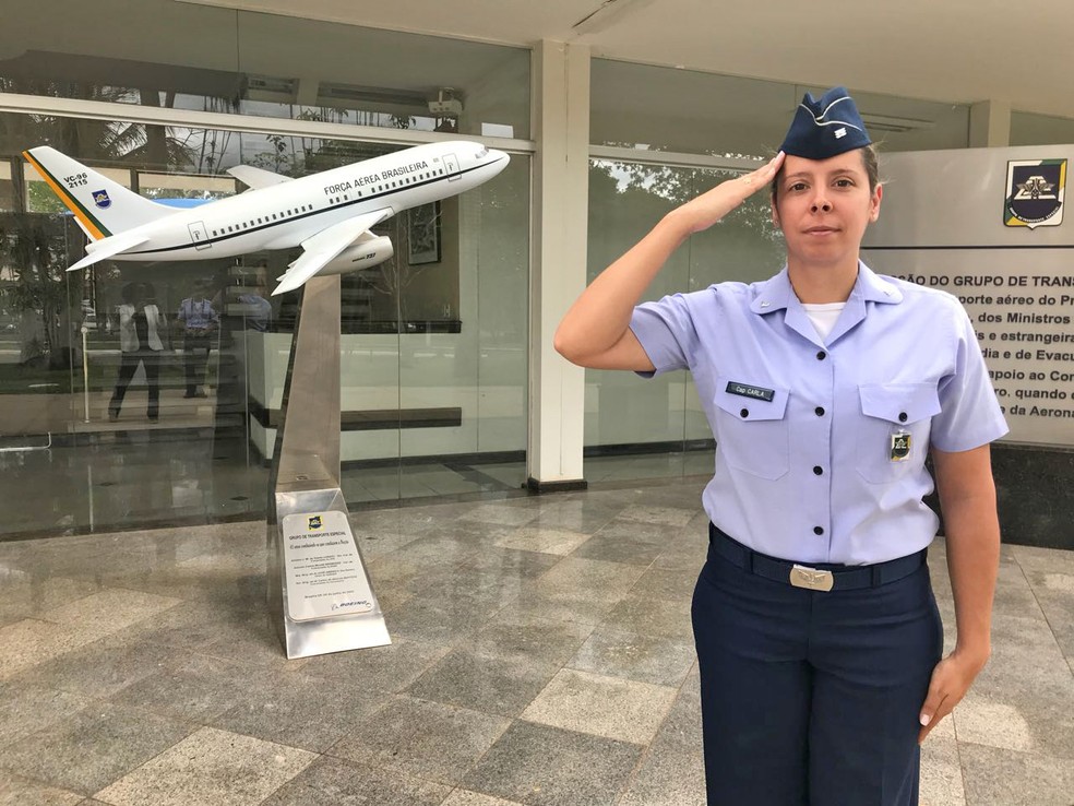 Capitão Carla Borges durante rotina de trabalho na Base Aérea de Brasília — Foto: Marília Marques/G1
