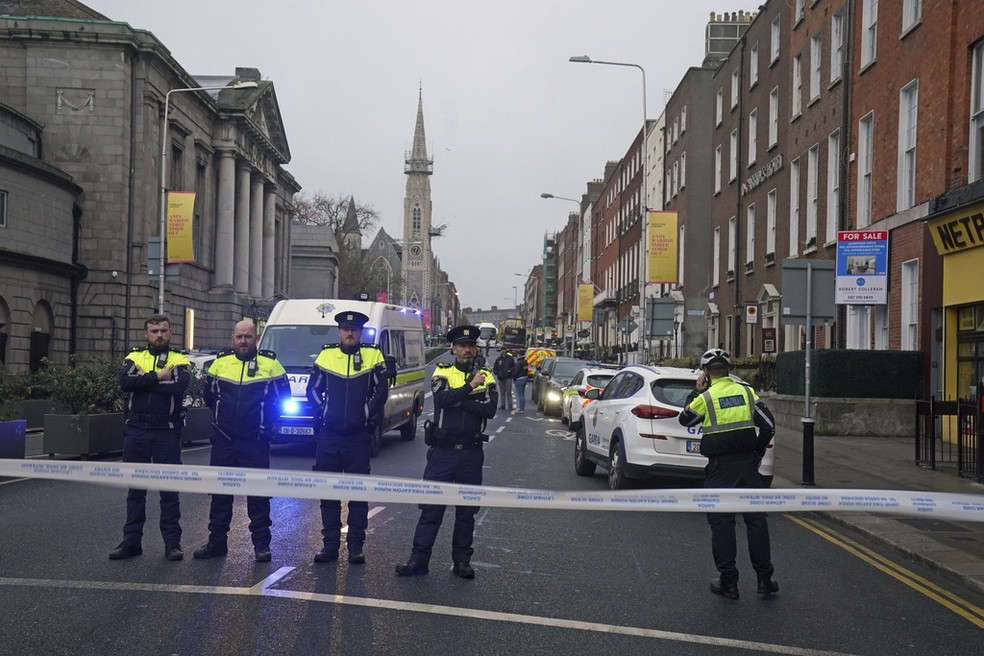 Policiais vigiam área isolada no centro de Dublin, na Irlanda, após crianças serem esfaqueadas, em 23 de novembro de 2023. — Foto: Brian Lawless/PA via AP