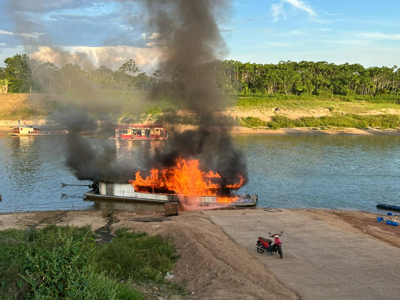 Balsa que carregava combustíveis pega fogo em rio no interior do Acre; ninguém se feriu