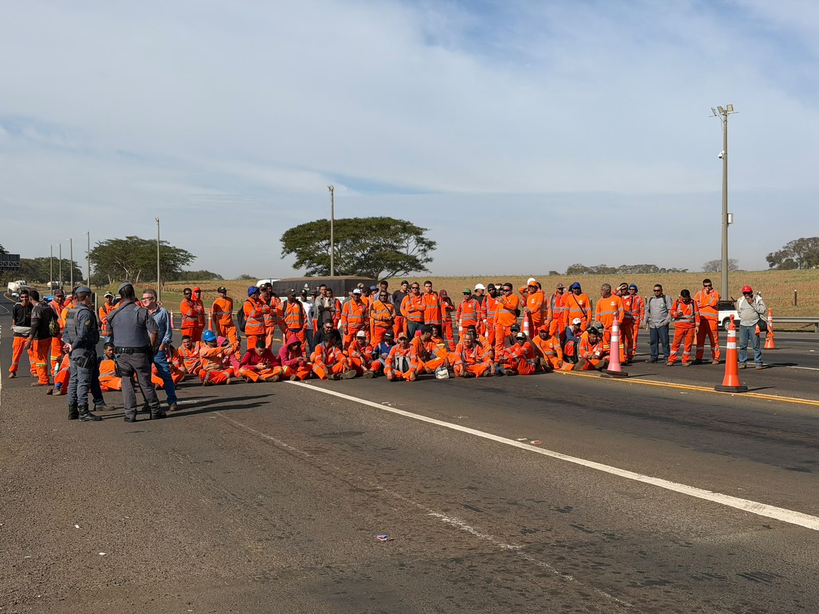 Trabalhadores da duplicação da BR-153 fecham pedágio em protesto e liberam passagem de veículos sem cobrança
