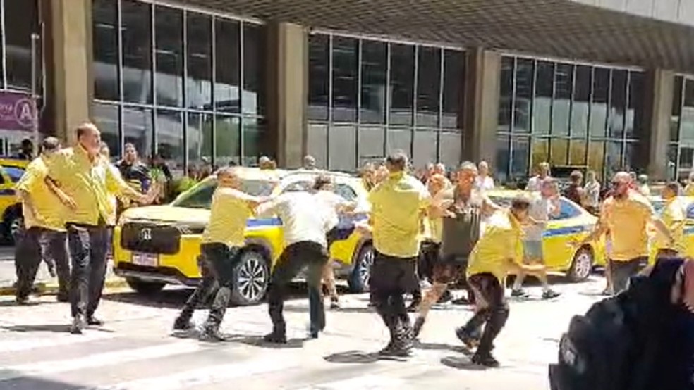 Imagem ilustrativa sobre Briga entre taxistas no Aeroporto do Galeão é filmada e mostra socos e chutes