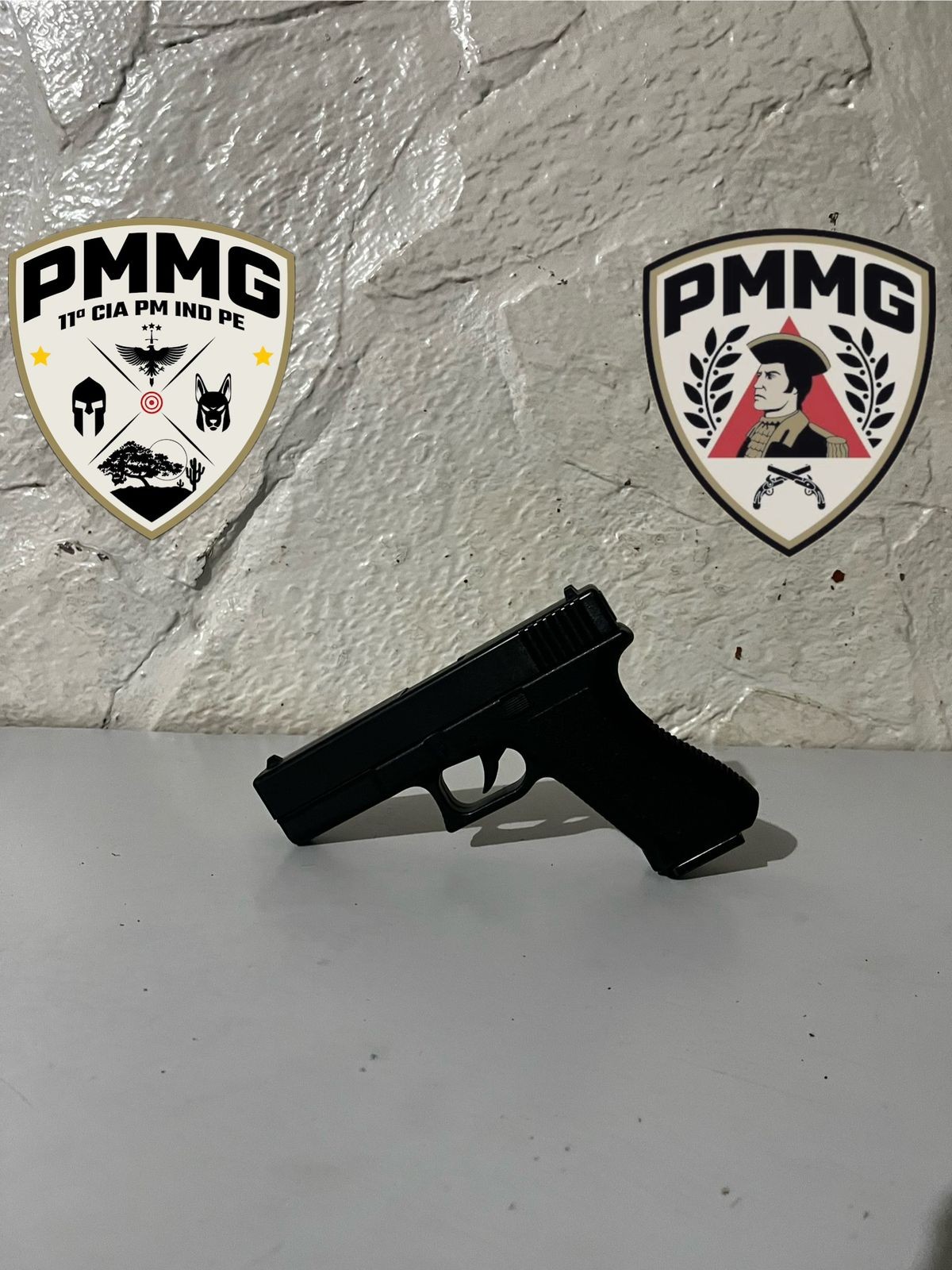 Homem usa simulacro de pistola semiautomática para assaltar adolescente em Montes Claros