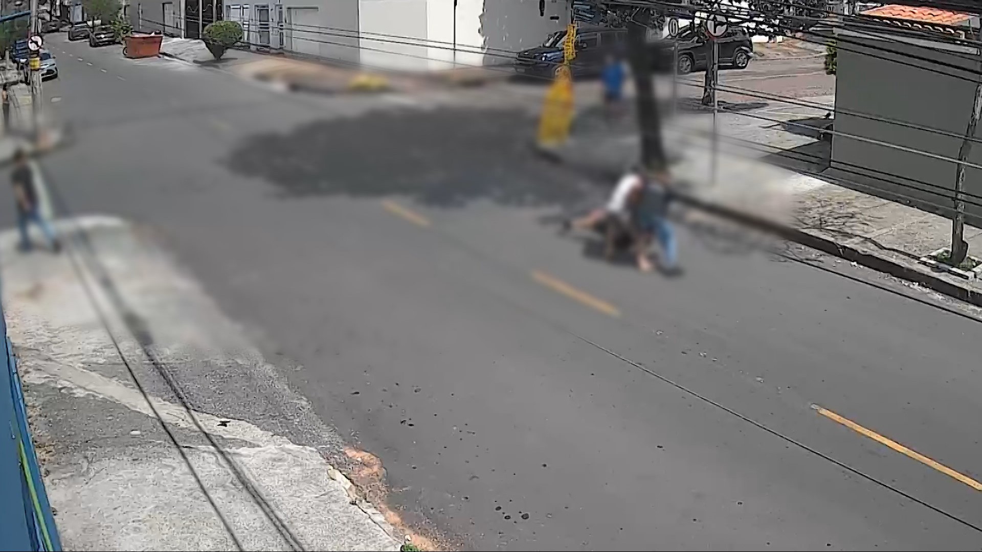 Vídeo mostra homem sendo agredido e roubado por quatro criminosos no Castelo, em BH