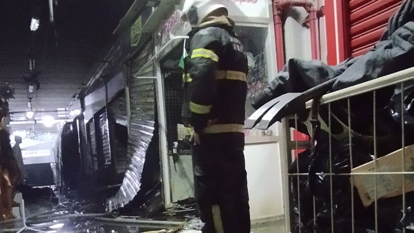 Incêndio atinge cinco boxes do Centro Fashion, em Fortaleza