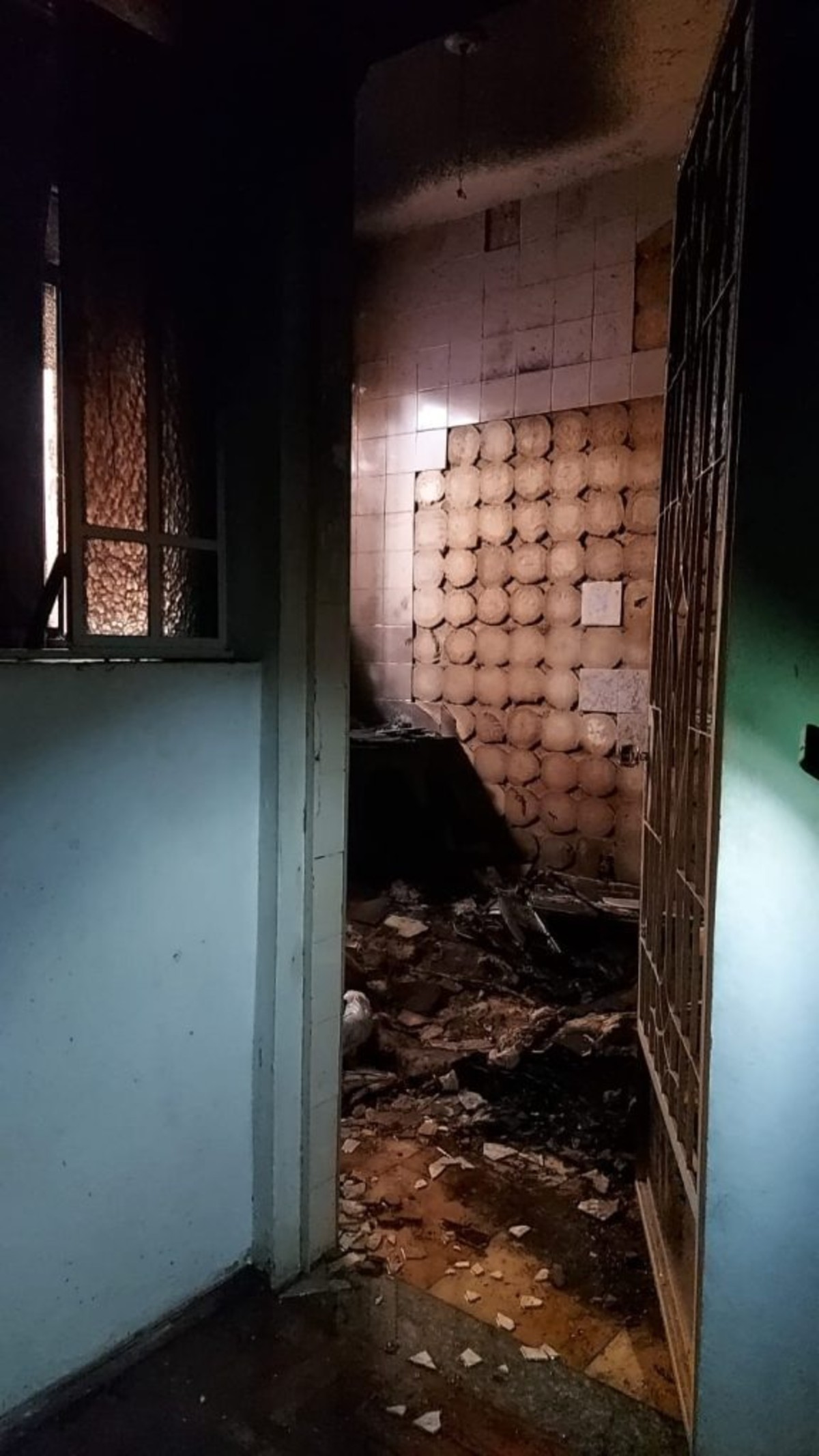 Homem ameaça mãe e irmã com foice e incendeia quarto em Cataguases