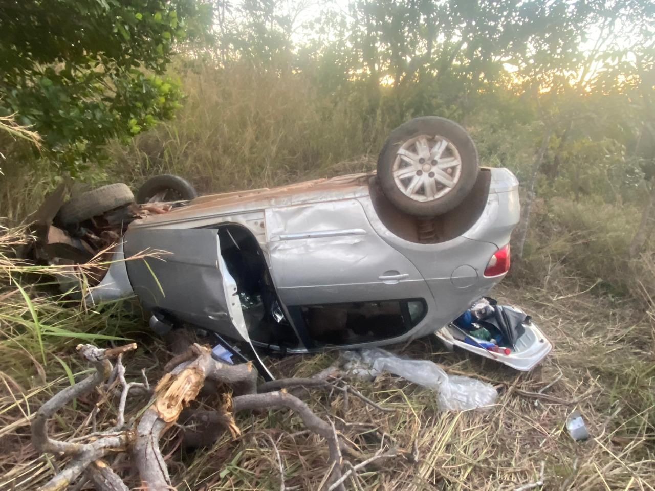 Capotamento deixa mulher, a filha e o neto dela feridos na MG-181