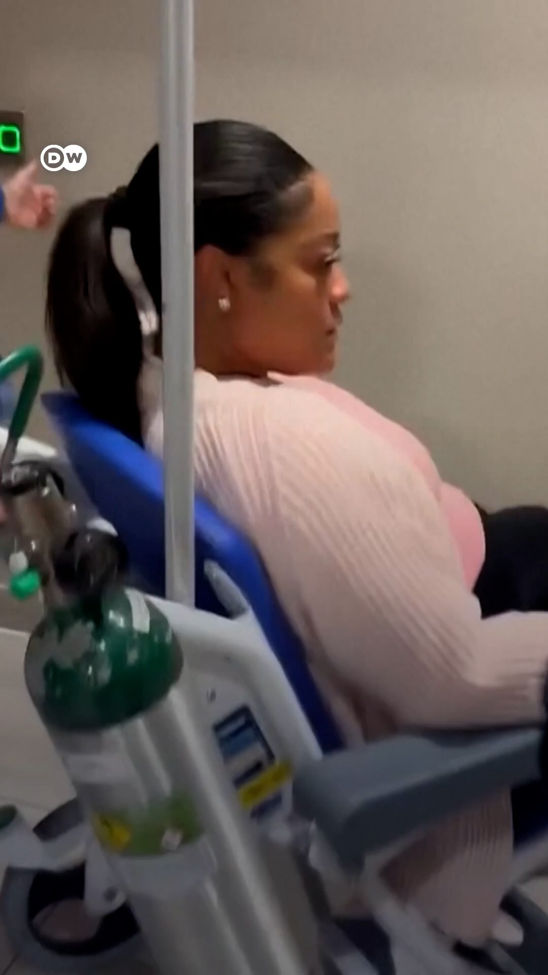 Mulher dá à luz em rodovia após ter atendimento negado em hospital nos EUA; VÍDEO