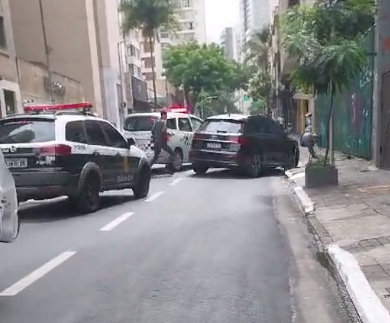 Perseguição na Rua Augusta, no Centro de SP, termina com policial atropelado por carro blindado e motorista preso