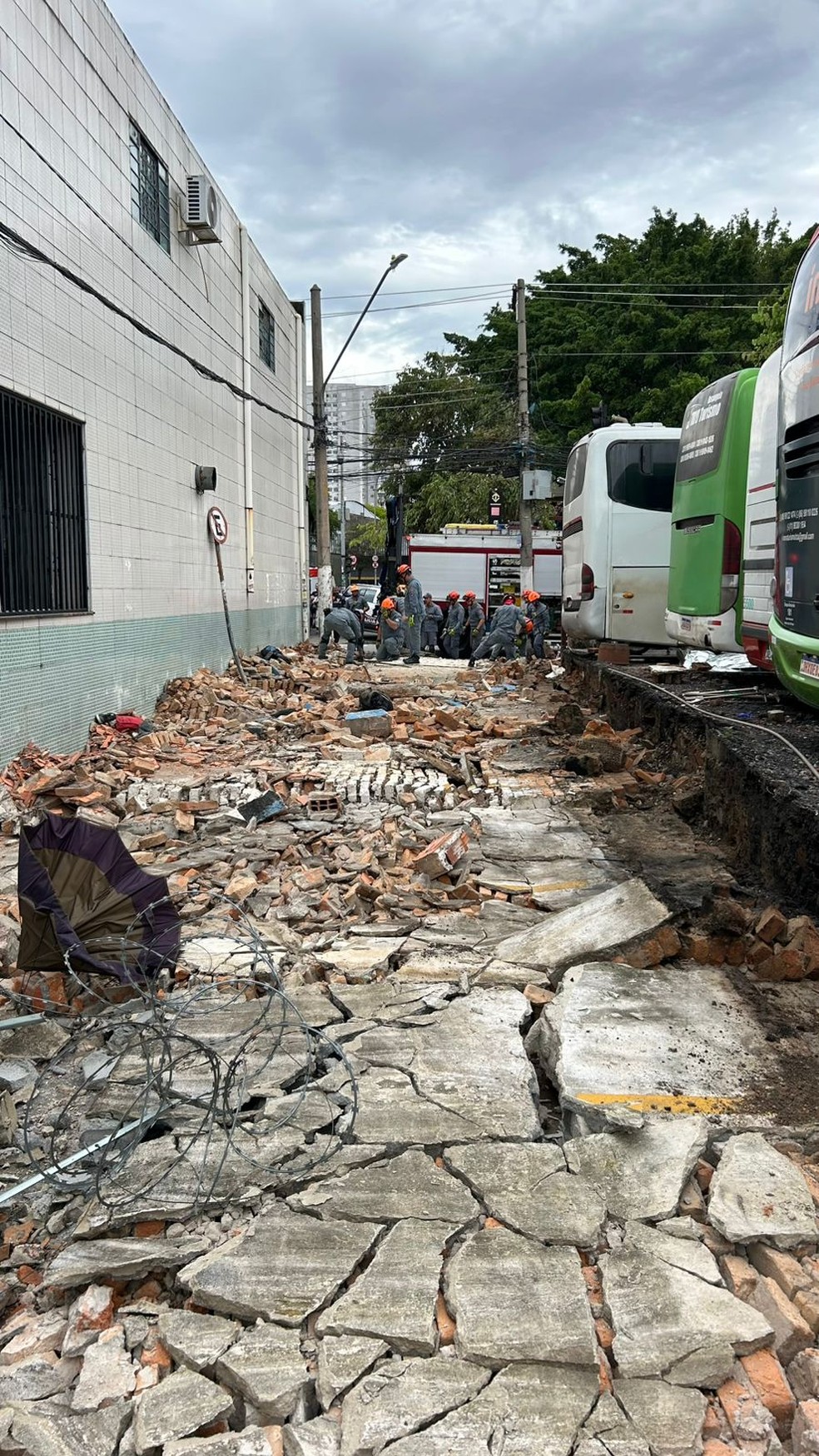 Ônibus derruba muro na rua Vieira Martins, no Brás, e atinge ao menos três pessoas. — Foto: Reprodução/TV Globo
