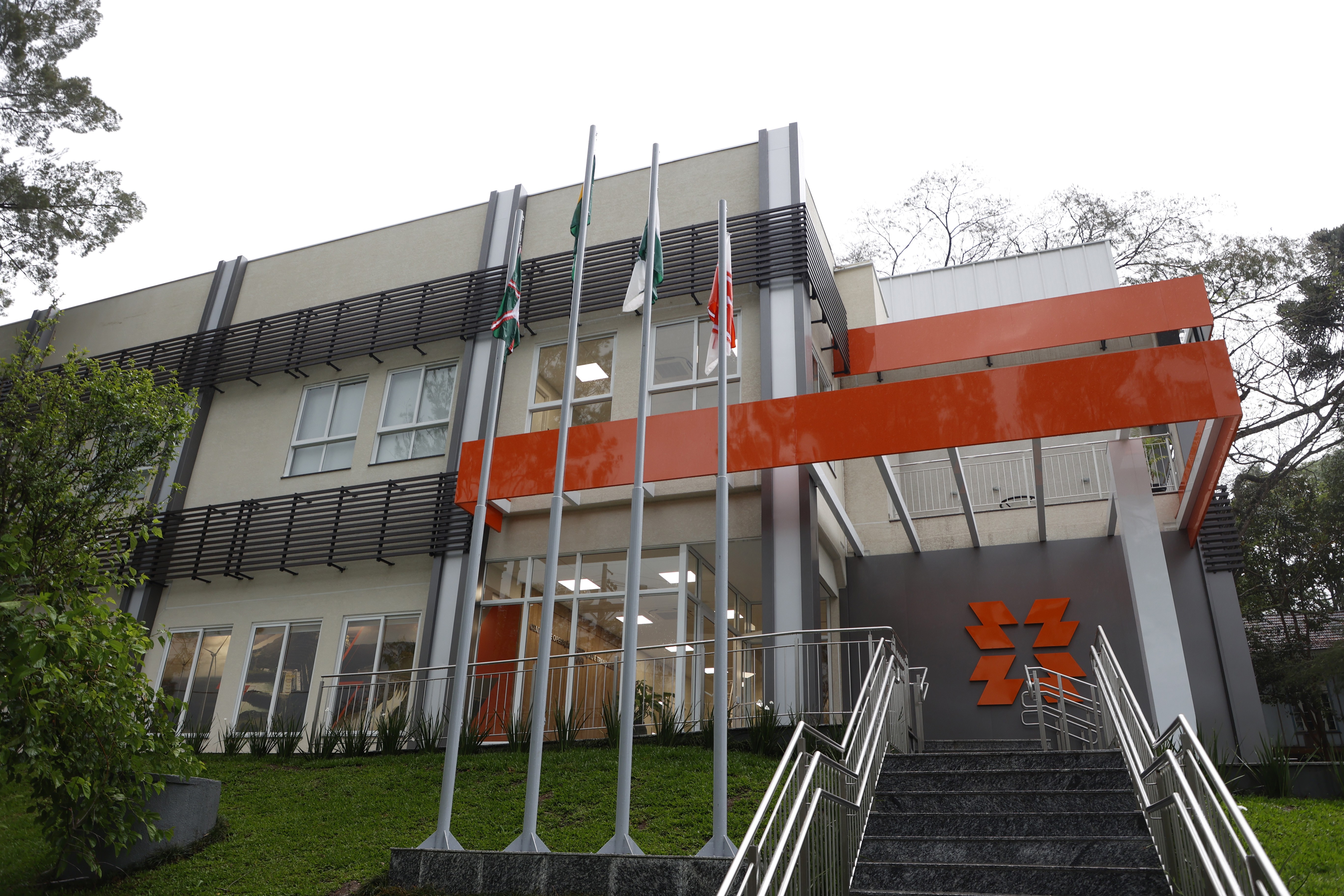 Copel é multada em mais de R$ 1 milhão por não retirar fios soltos em Maringá