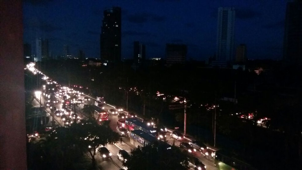 Apagão atinge todas as cidades de PE e causa transtornos à população