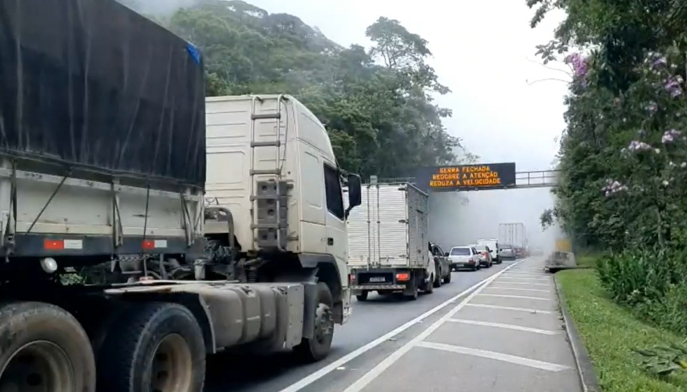 Interdição da BR-116 deixa trânsito congestionado em Teresópolis após acidente na altura de Guapimirim — Foto: Reprodução Inter TV RJ